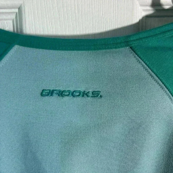 Brooks women’s medium thermal long sleeve. Teal/light blue. Layering. Running. - Picture 6 of 8